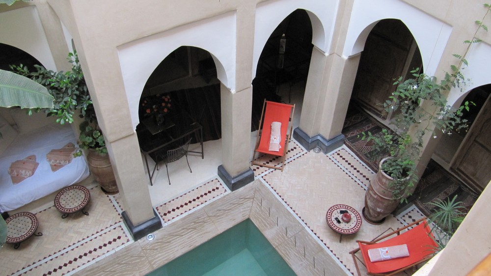 piscine dans le patio de la médina de Marrakech